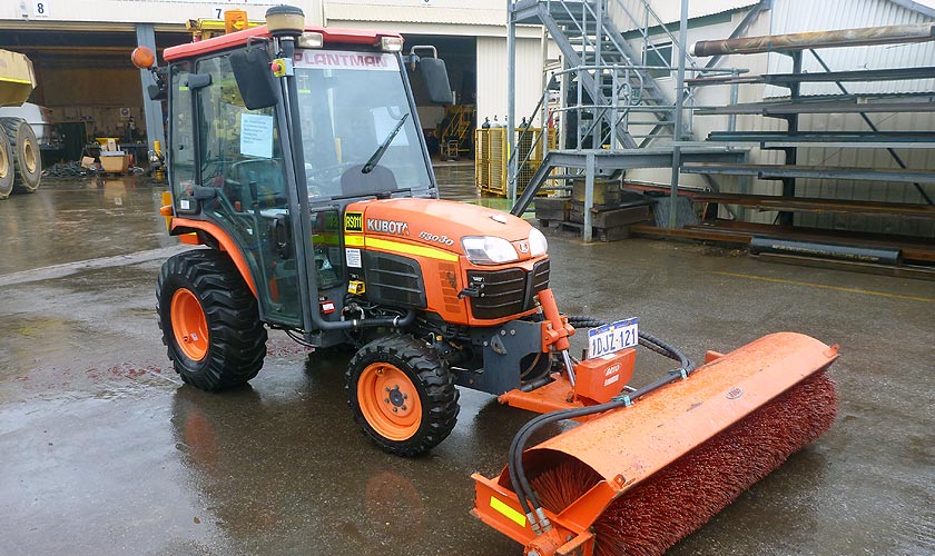 Kubota B3030 Tractor & Broom