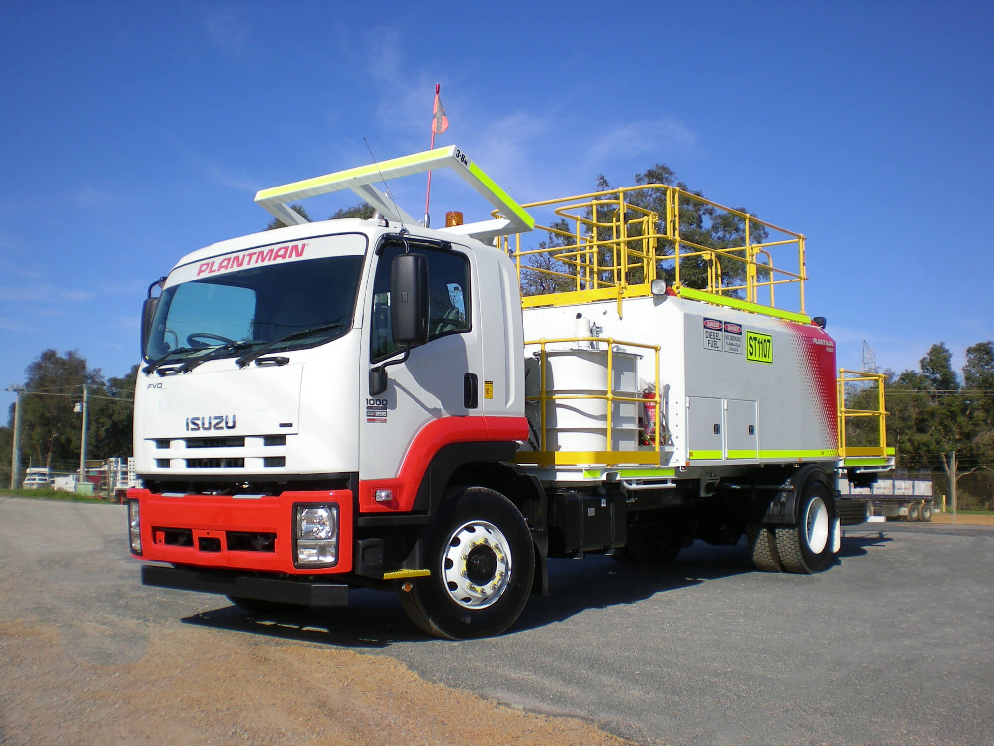 2010 ISUZU FVD1000 4×2 SERVICE TRUCK P3500